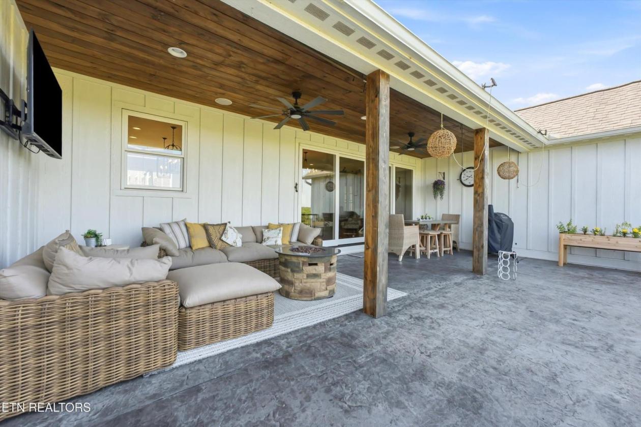 Exceptional horse ranch on 52 acres - photo 13