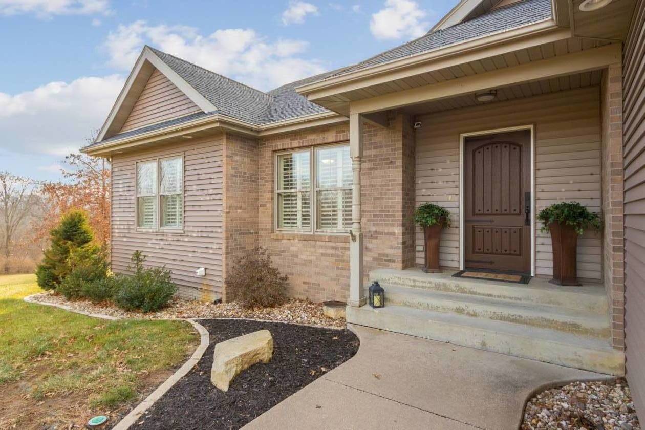 Horse farm for sale Solon, Johnson County, Iowa horse property