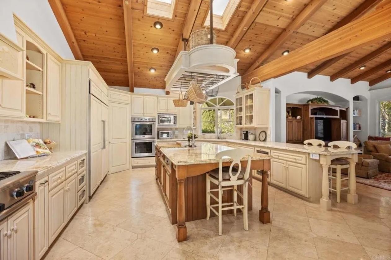 Italian Villa in Prestigious Equestrian Community - photo 19