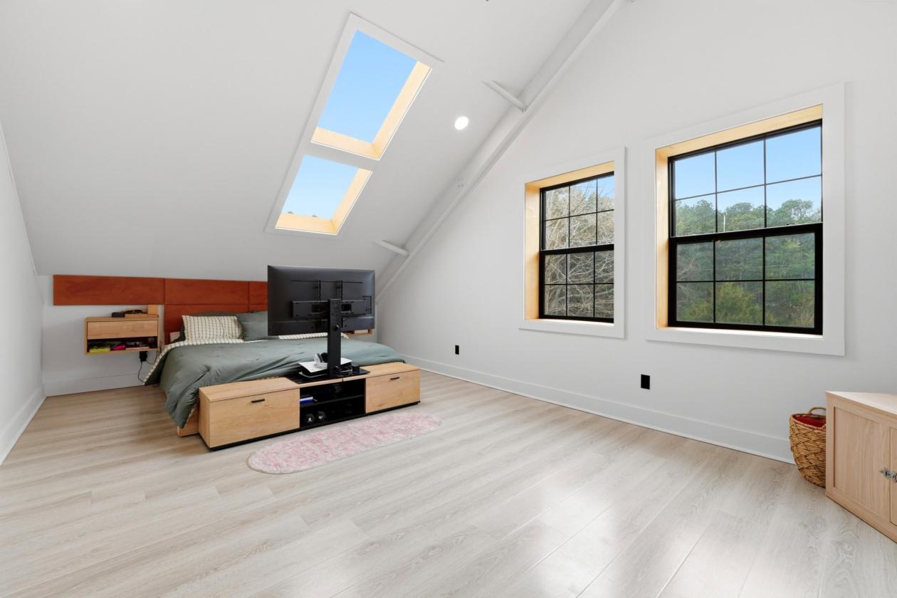 Luxurious Barndominium on Working Equestrian Farm - photo 10