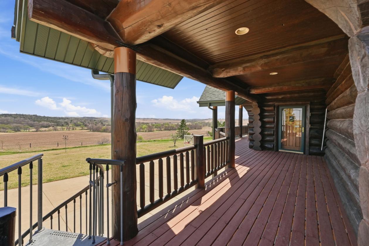 Luxury Log Home, Equestrian Lifestyle, 18 Acres - photo 7