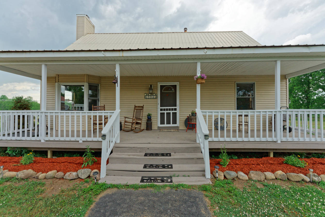 Horse farm near Saratoga Springs NY11 stall barn and house! Ballston