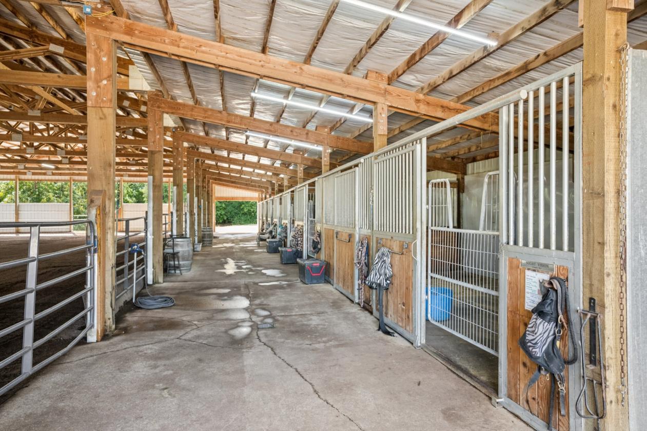 Boutique Equestrian Estate — Turnkey Move-In Ready - photo 19