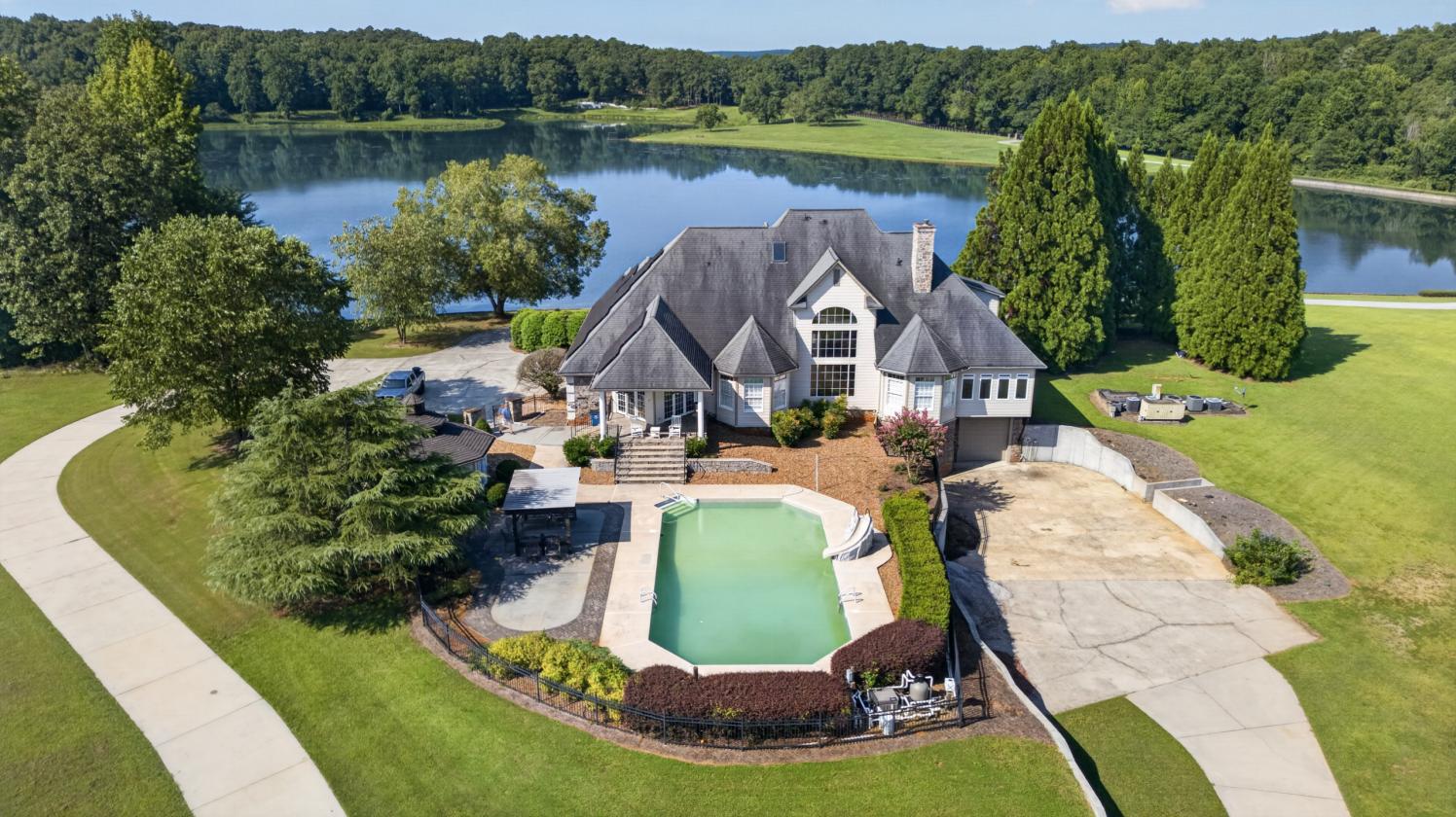 Private 170 Acre Estate With 27 Acre Lake - photo 4