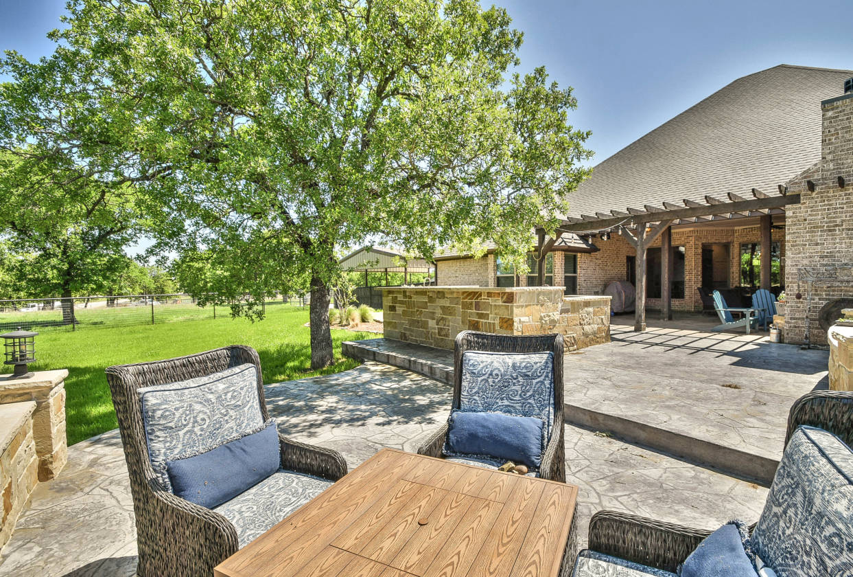 Fabulous home perfect for the family that wants country living