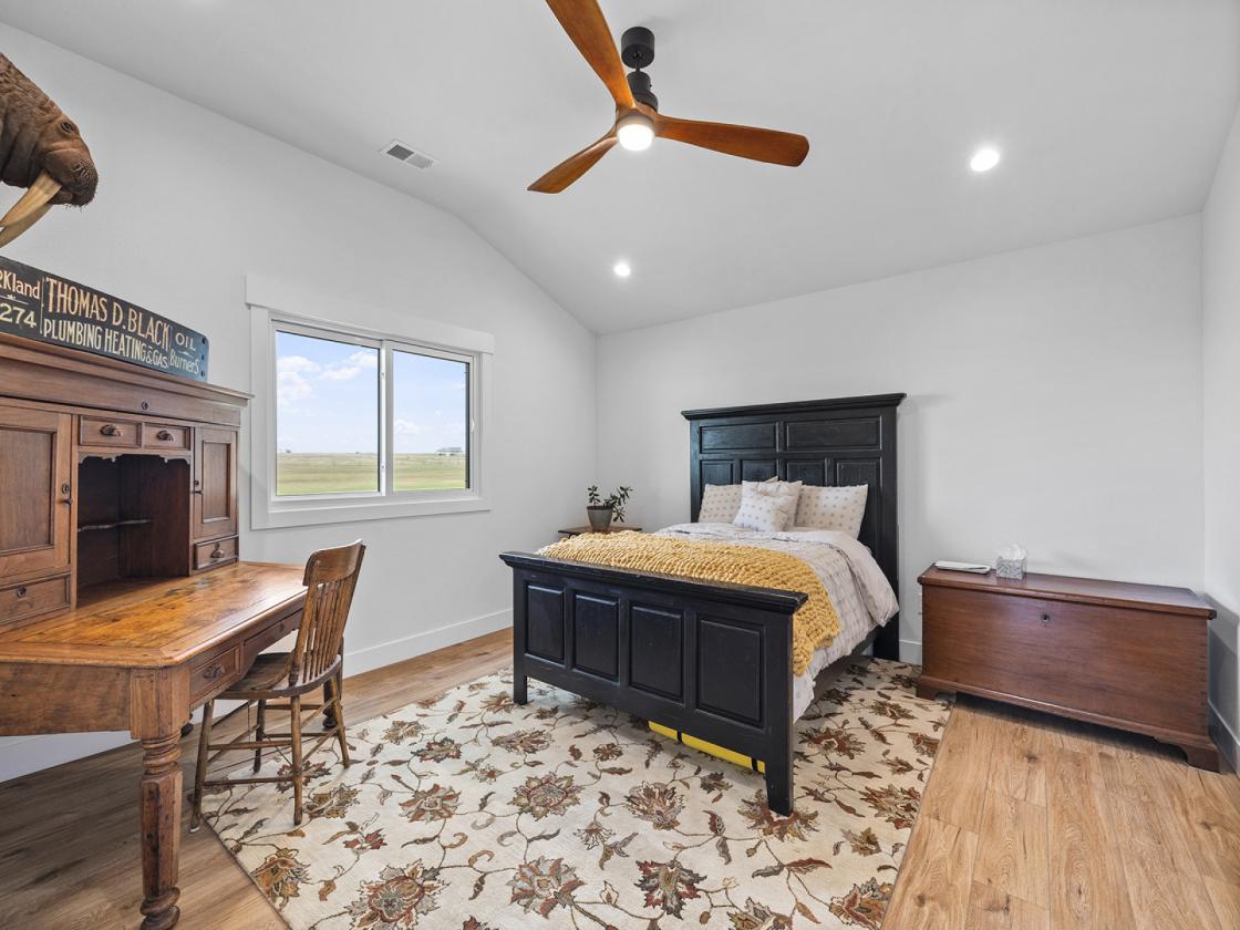 Stunning luxury 40 acre ranch w/water, barn + more - photo 22
