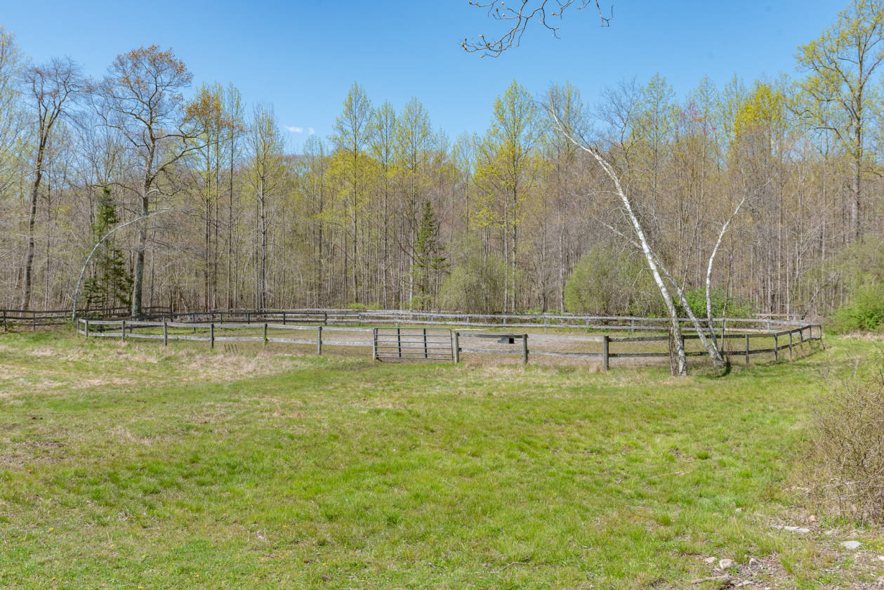 Beautiful horse property 4 stall barn ring and... Killingworth