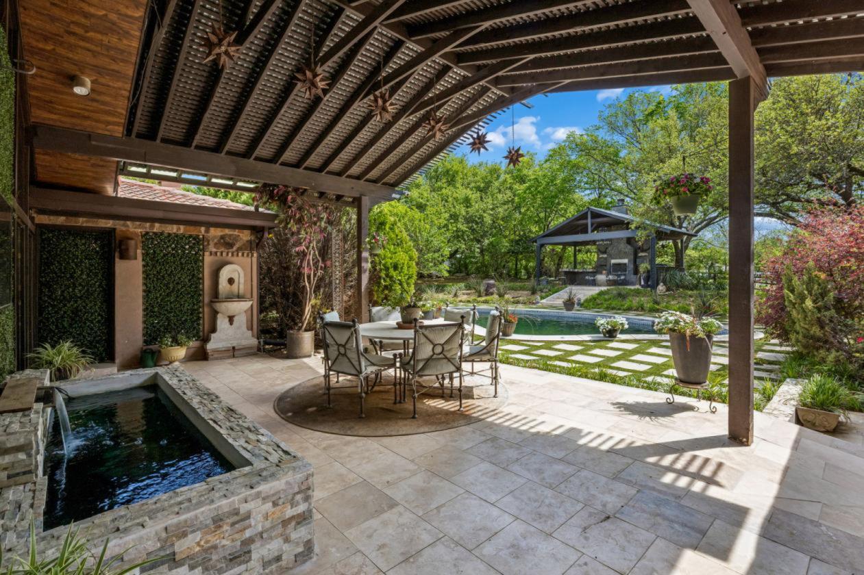 In-Town Luxury Resort Inspired Equestrian Retreat - photo 3