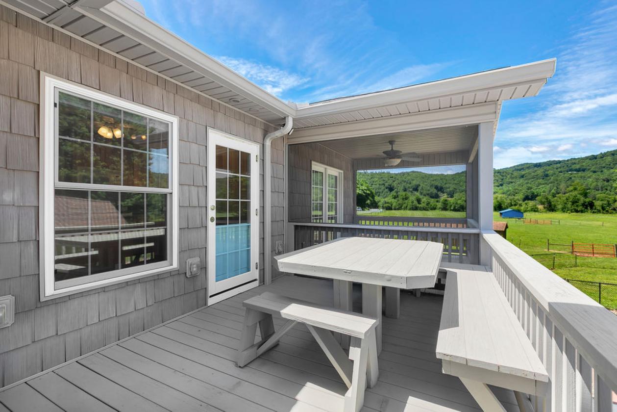 Stunning Equestrian Estate on 17 Acres - photo 9
