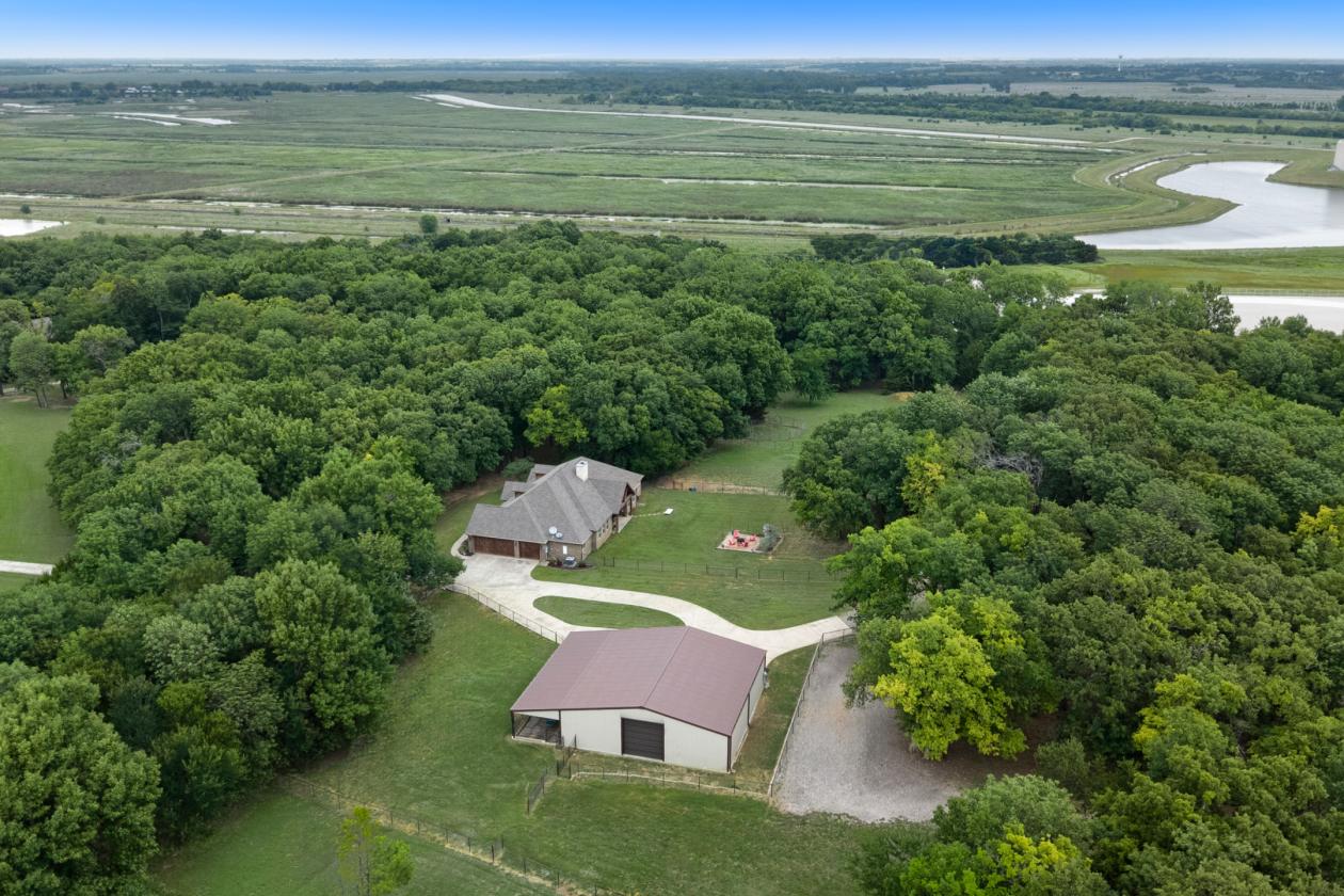 Luxury Ranch Retreat on 11.66 Acres near Dallas - photo 4