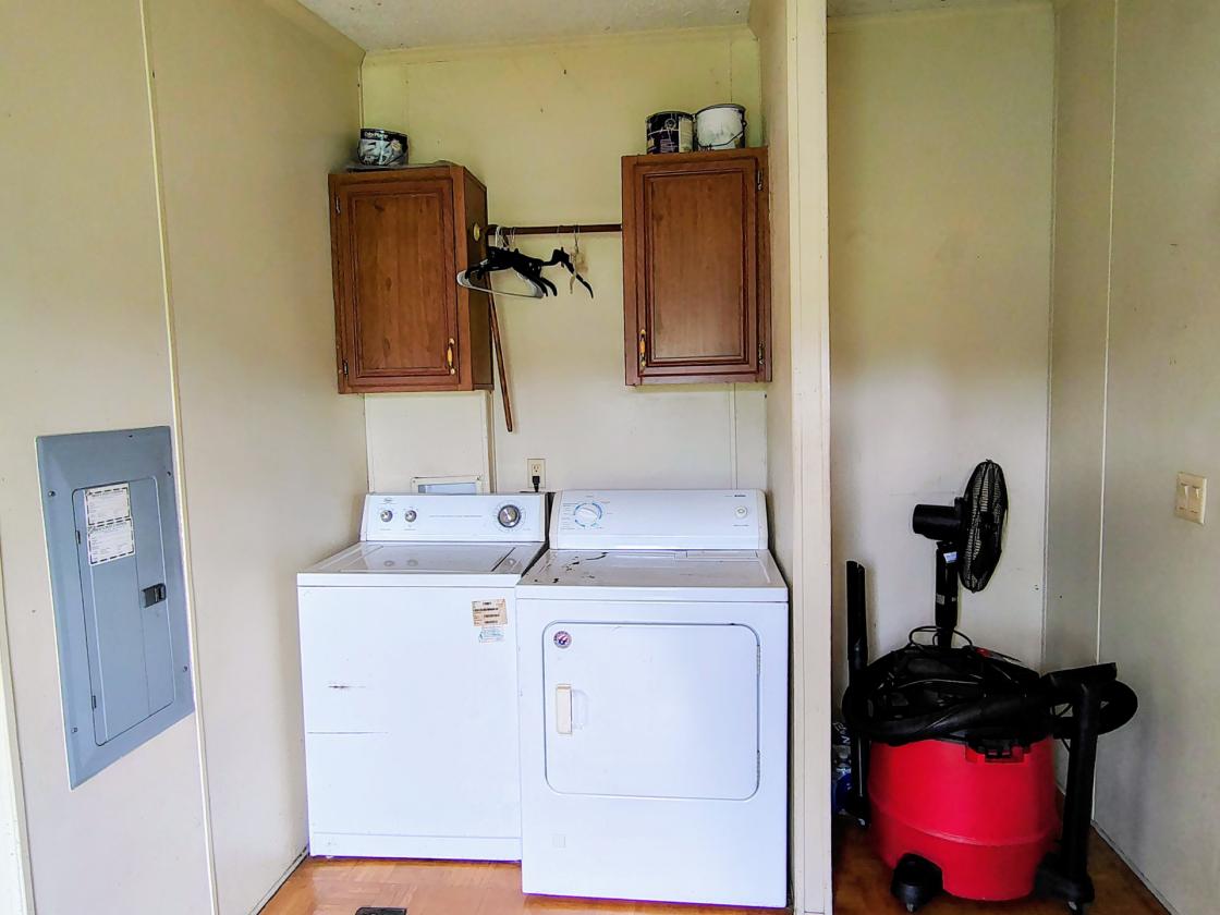 Manufactured home, 5 fenced acres, water supply - photo 25