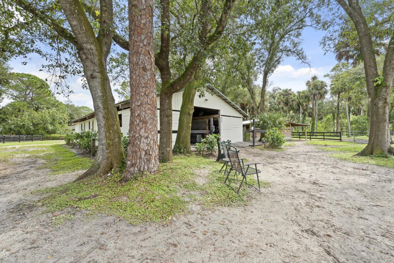 For the Horse Professional - 21 stalls/arena/pool - photo 11