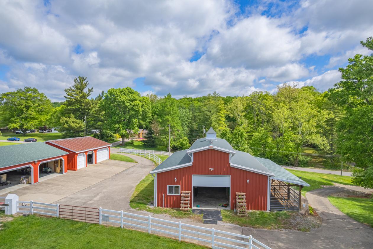 Luxury Equestrian Horse Ranch w/ 6-stall barn! - photo 5