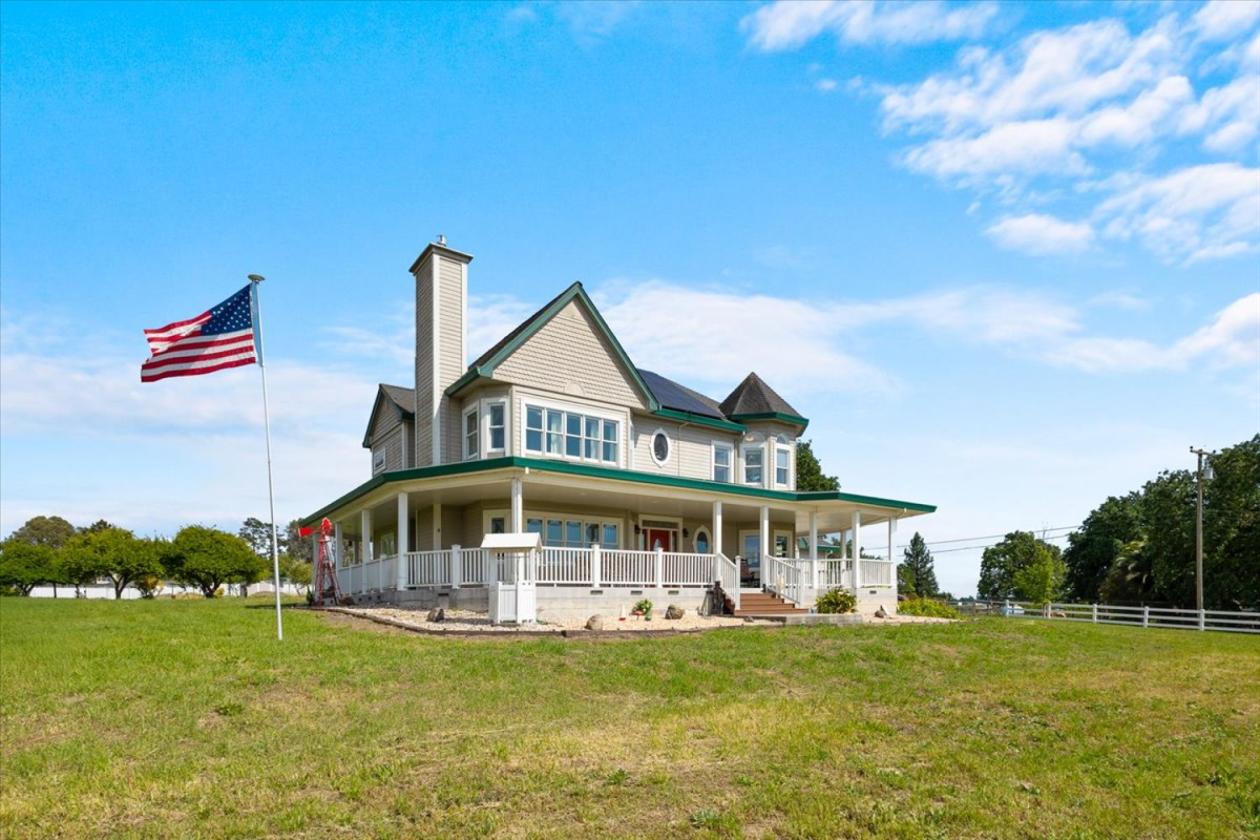 Modern Victorian Inspired Farmhouse on 2.74 acres! - photo 20