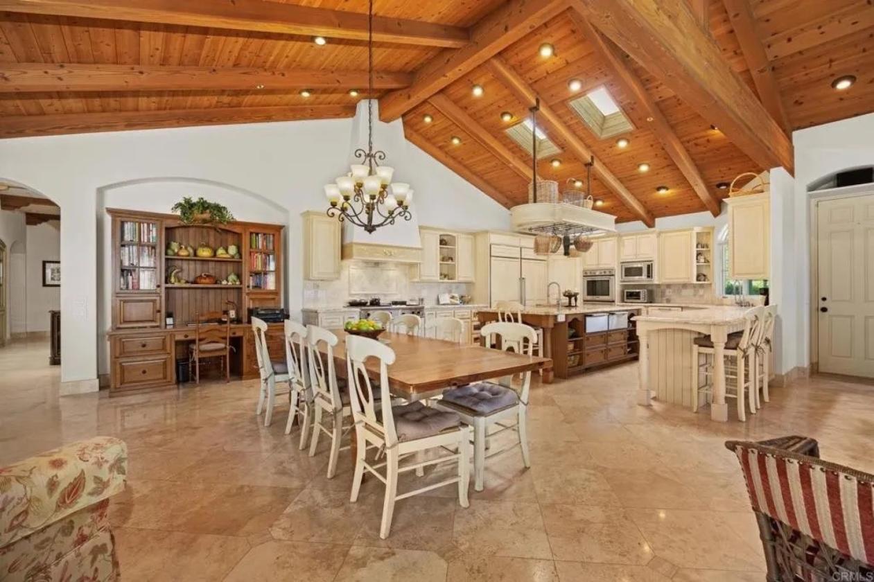 Italian Villa in Prestigious Equestrian Community - photo 18