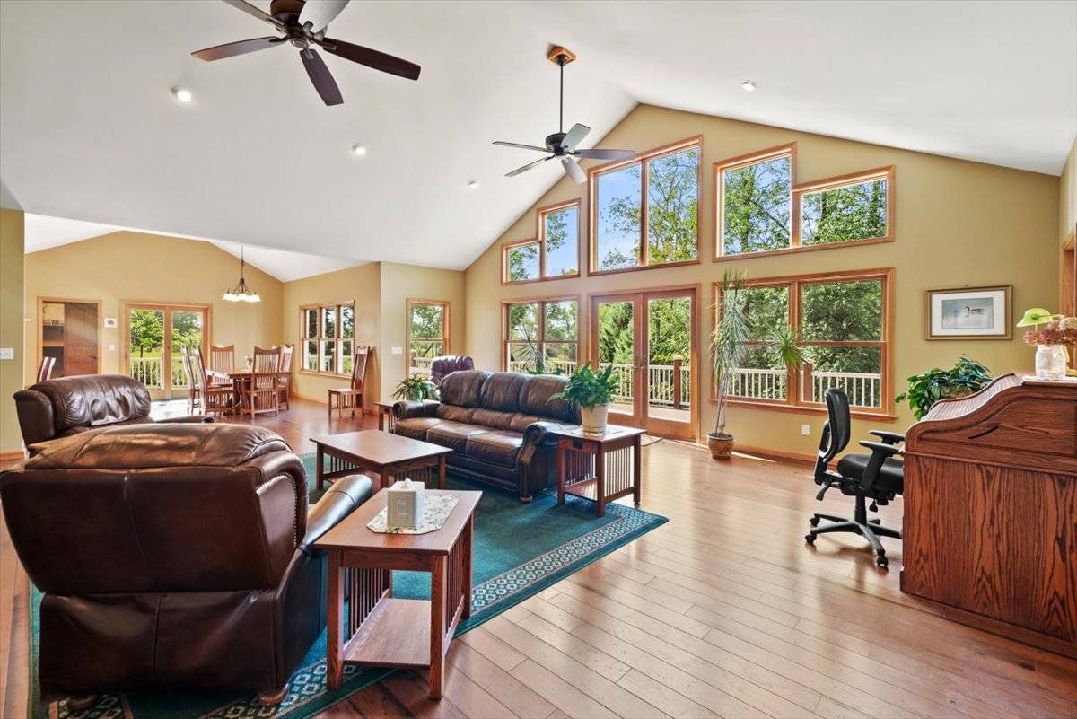 Pocono Mountains Lodge- Pending - photo 5