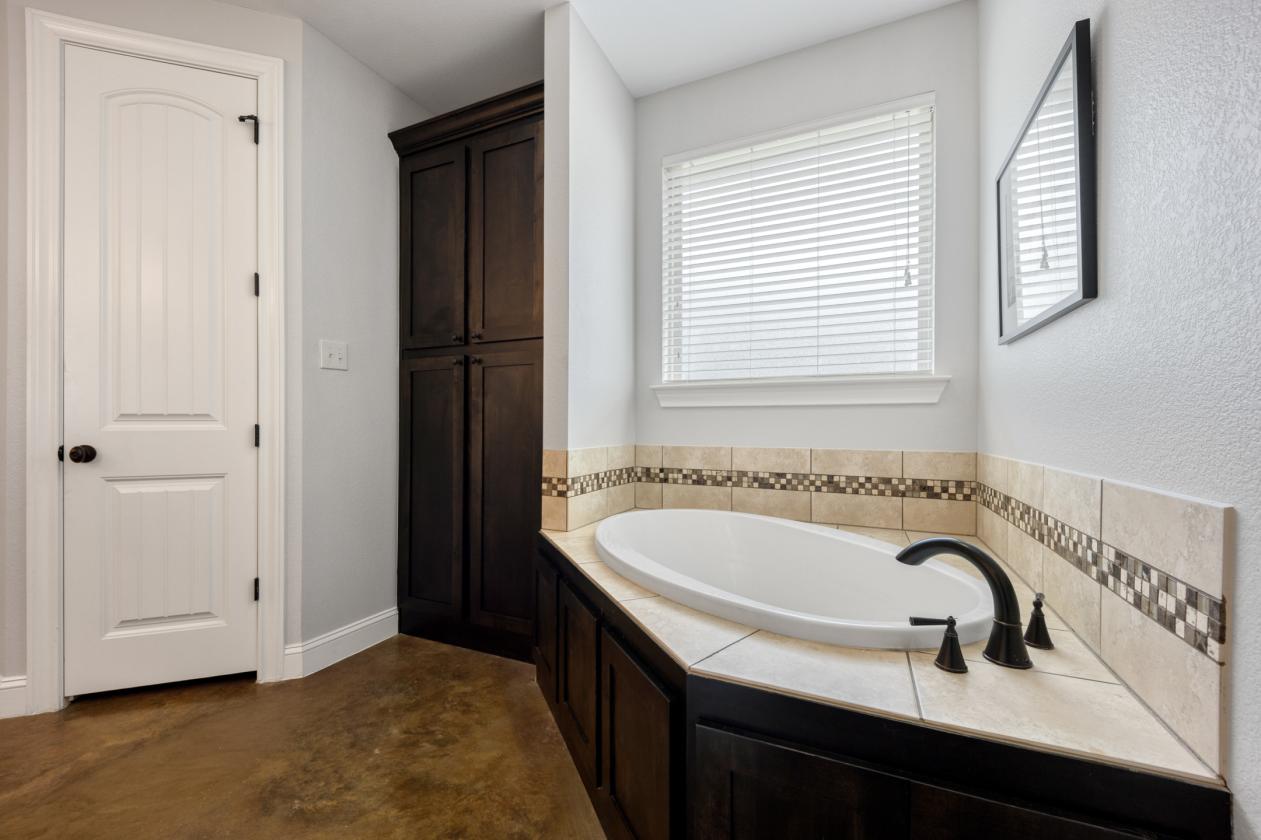 Luxury Ranch Retreat on 11.66 Acres near Dallas - photo 11