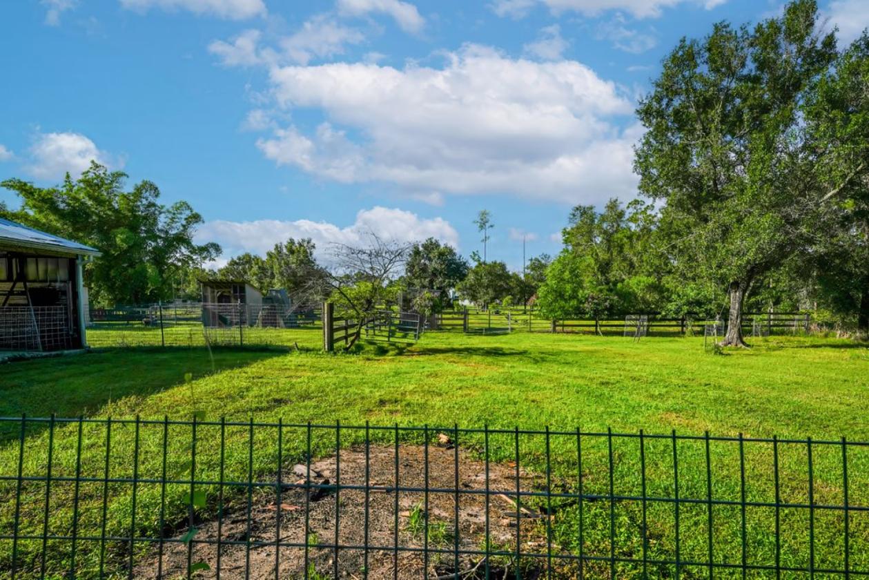 Rural LARGE pool home with inlaw suite and Acreage - photo 7