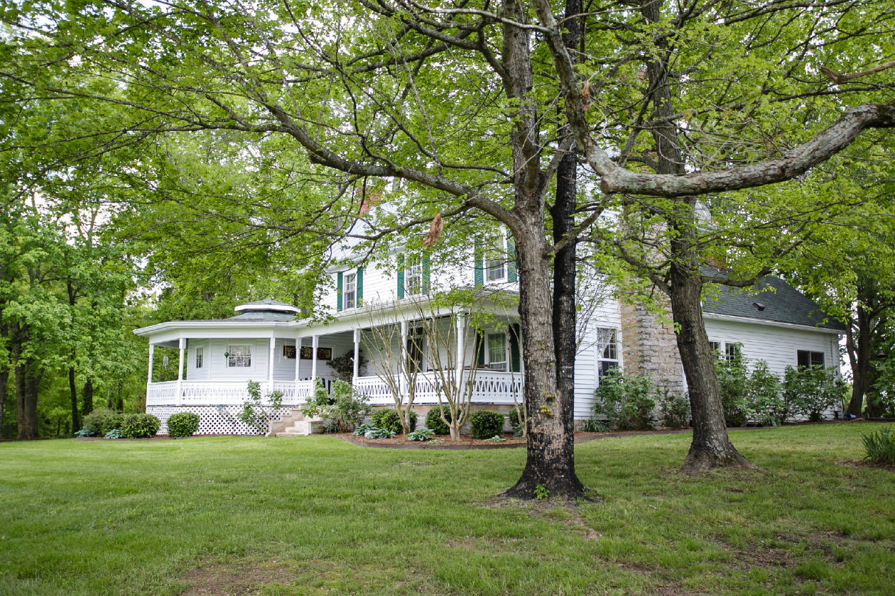 1850's Farmhouse & Equestrian Estate Chickamauga, Catoosa County