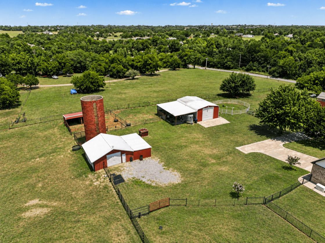 2 Homes 5 Acre Horse Property with Beautiful views - photo 25