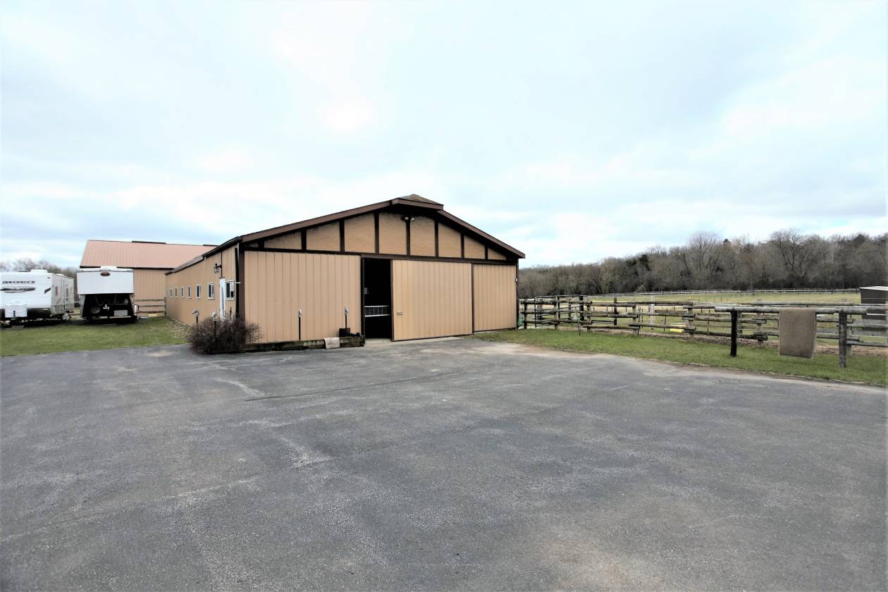 Stately Equestrian Farm on 20 acres Waukesha, Waukesha County, Wisconsin