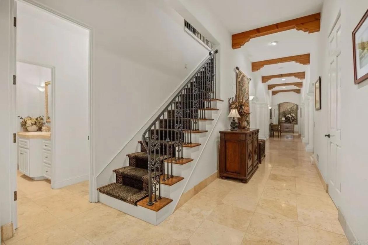 Italian Villa in Prestigious Equestrian Community - photo 22