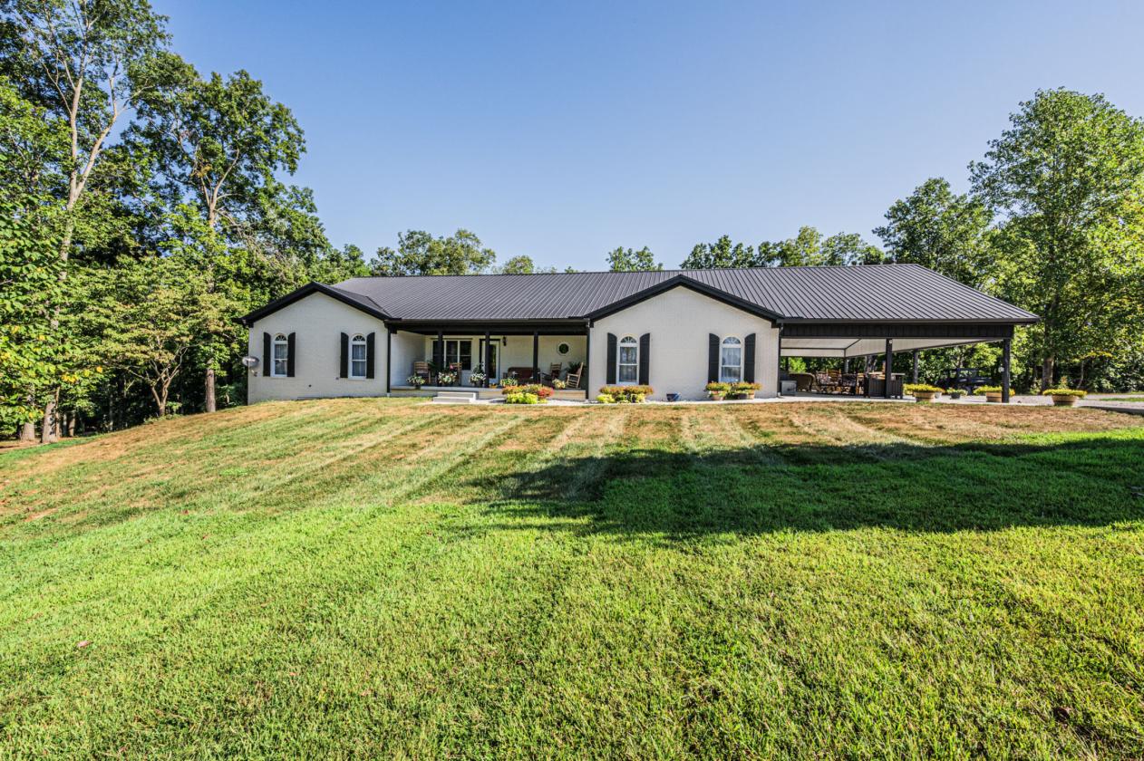 A Home Place Where Quiet Life Meets Horse Country - photo 1