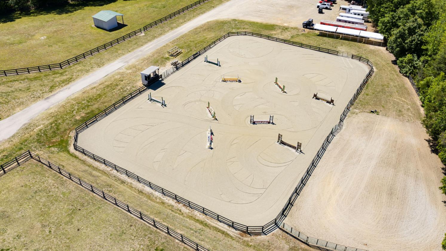 EKG Stables: 36-Acre Turnkey Equestrian Paradise - photo 2