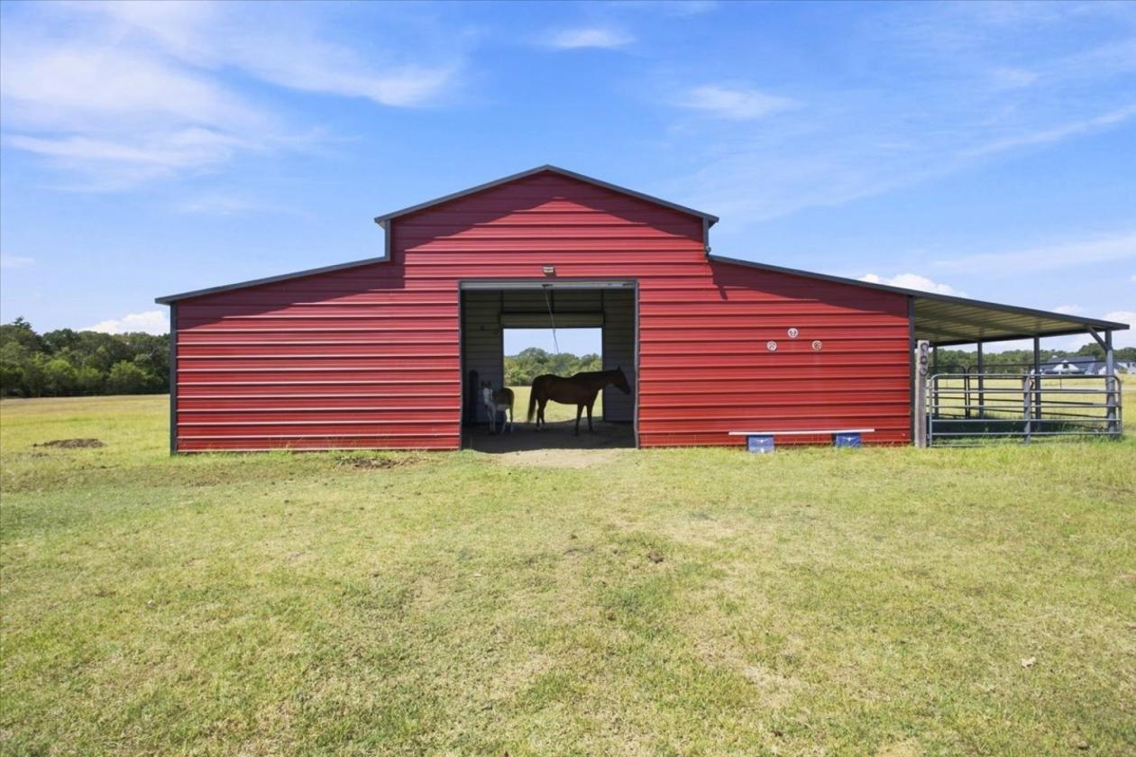 10 AC Horse Property, dual primary bedrooms - photo 27