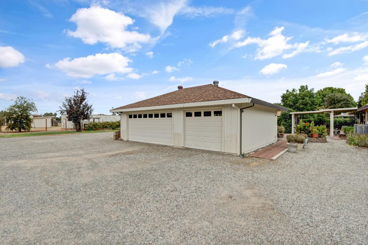 Horse Property with Owned Solar Close to City - photo 27