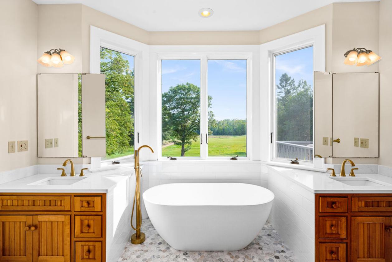 Turnkey Country Estate with Barns, Pasture & Eques - photo 22