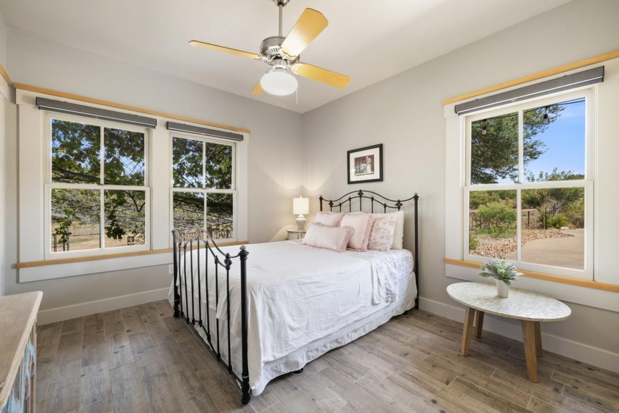 Hilltop Retreat - Modern Craftsman Architecture - photo 23