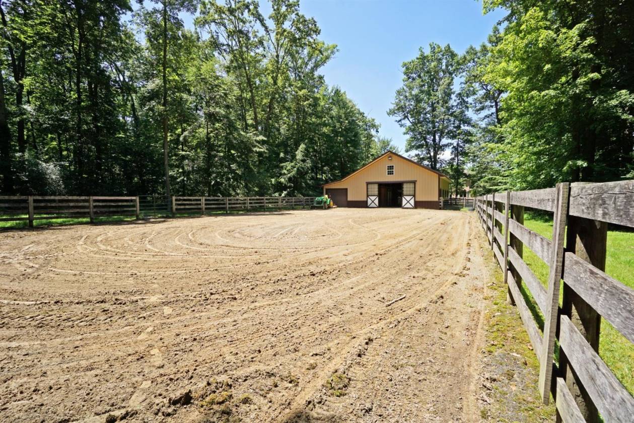 10 Acre Horse Farm in Quiet Neighborhood15 Minutes to Mason/Milford