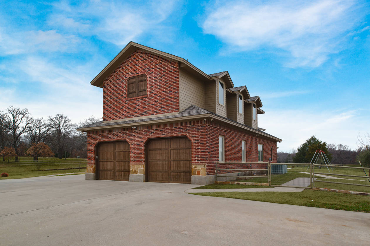 Luxurious Ranch Style Home with vast outdoor landscape for horse