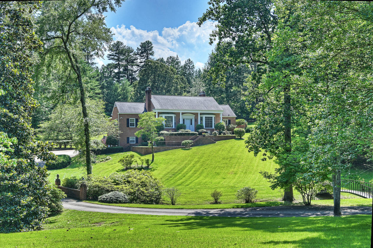 Stately, Executive Home on Perfect Horse Property Mount Holly, Gaston