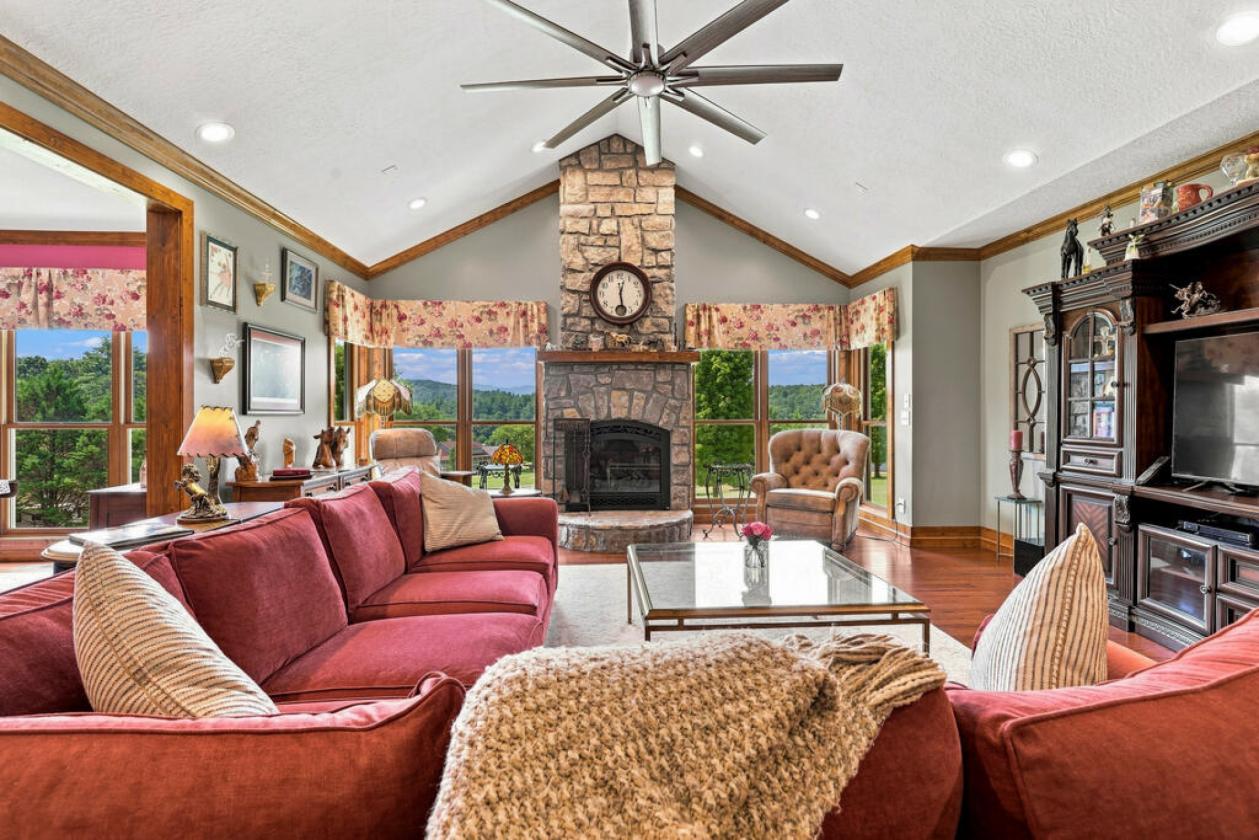 Mountain Equestrian Estate on 7.84 Acres - photo 3