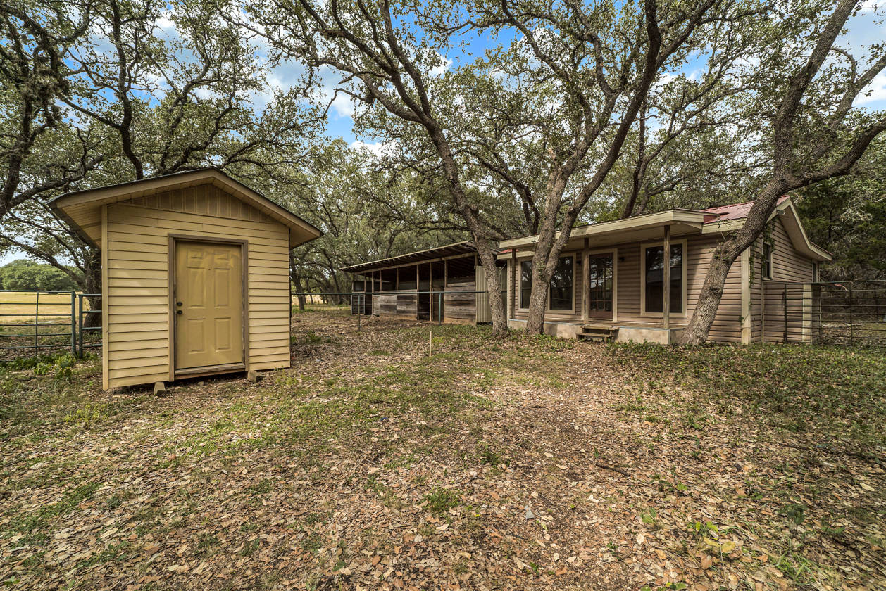 10+ Acres Horse Property with Texas Ranch Style Modern Farmhouse