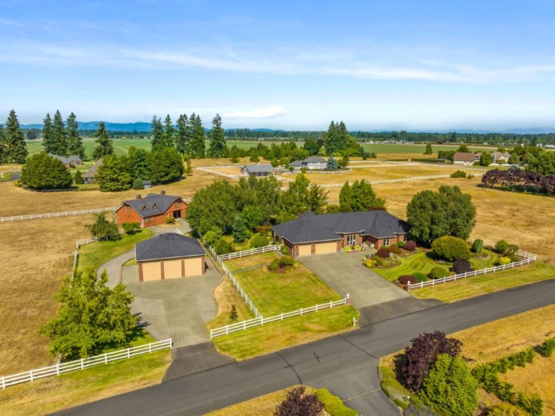 Equestrian Community Estate with Mountain Views - photo 1