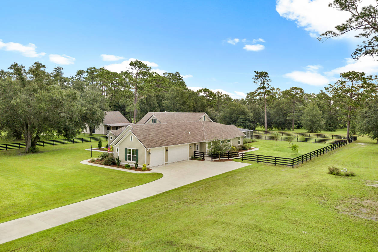 CUSTOM HOME AND BARN IN THE OAKS OF LAKE CITY, A PREMIER EQUESTRIAN COMMUNITY Lake City