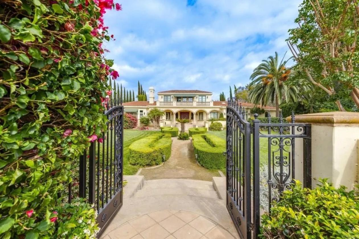 Italian Villa in Prestigious Equestrian Community - photo 4