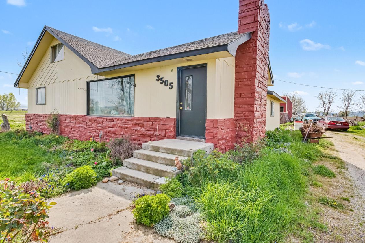 Opportunity awaits on this 20-acre property! - photo 2