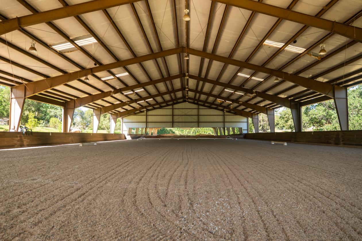 Luxury Equestrian Ranch w/16 stalls +covered arena - photo 6