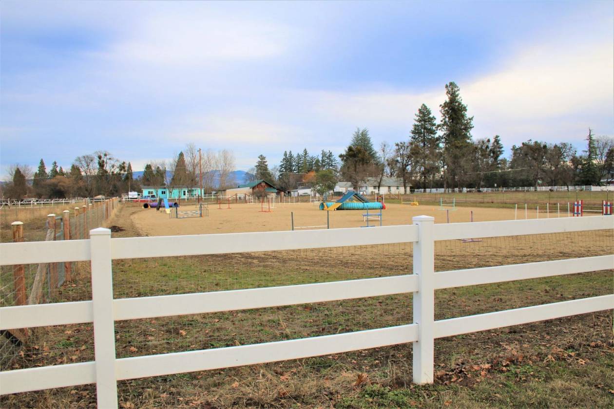Southern Oregon Equestrian Estate Medford, Jackson County, Oregon