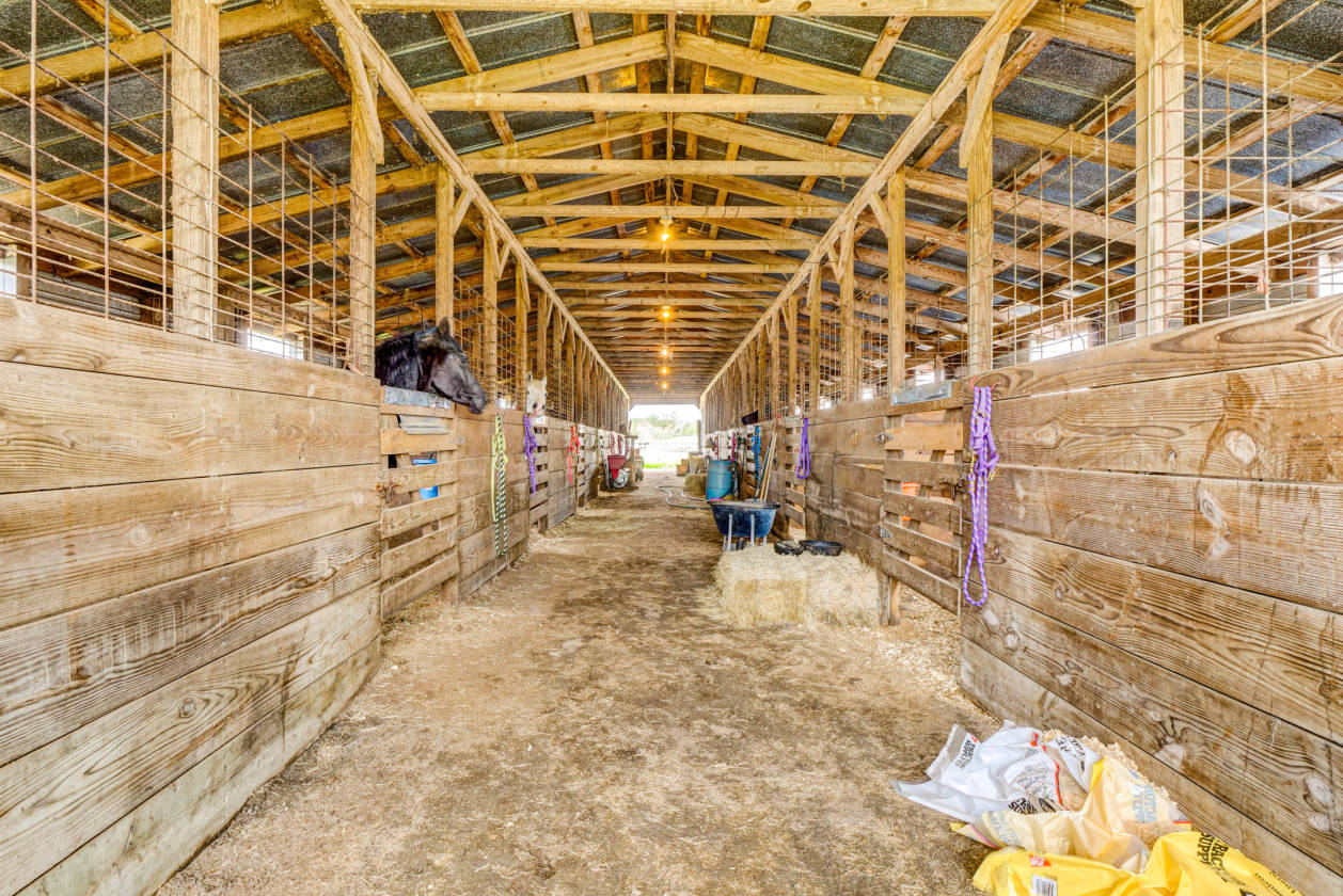 Over 25 ACRE Horse Farm in Eastern NC! Two 11Stall... Richlands