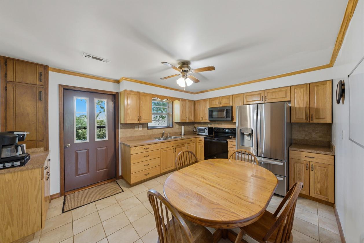 Horse property with mountain views! - photo 9