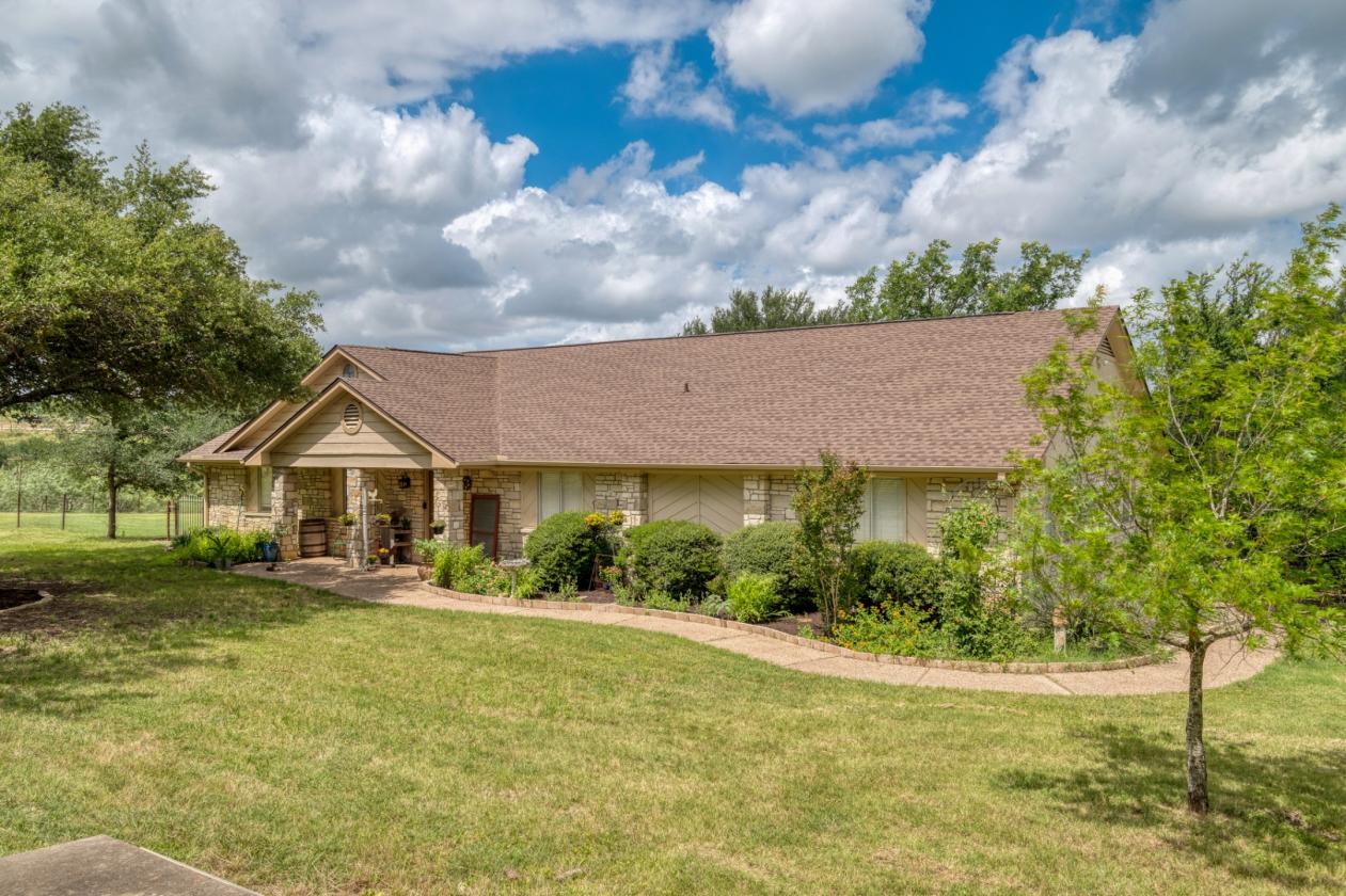 Picturesque mini farm, 8+ acres, pond ++ - photo 1