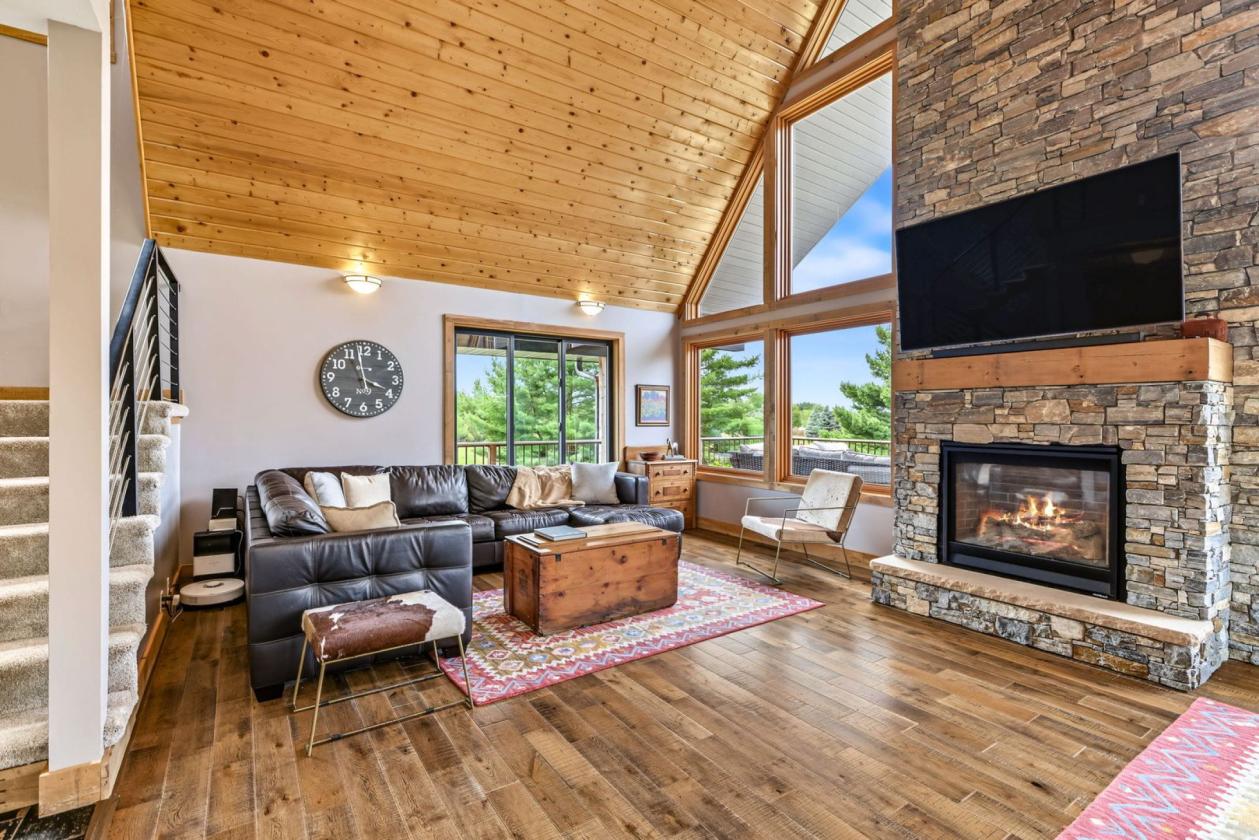 Gorgeous home on 10 acre equestrian property - photo 8