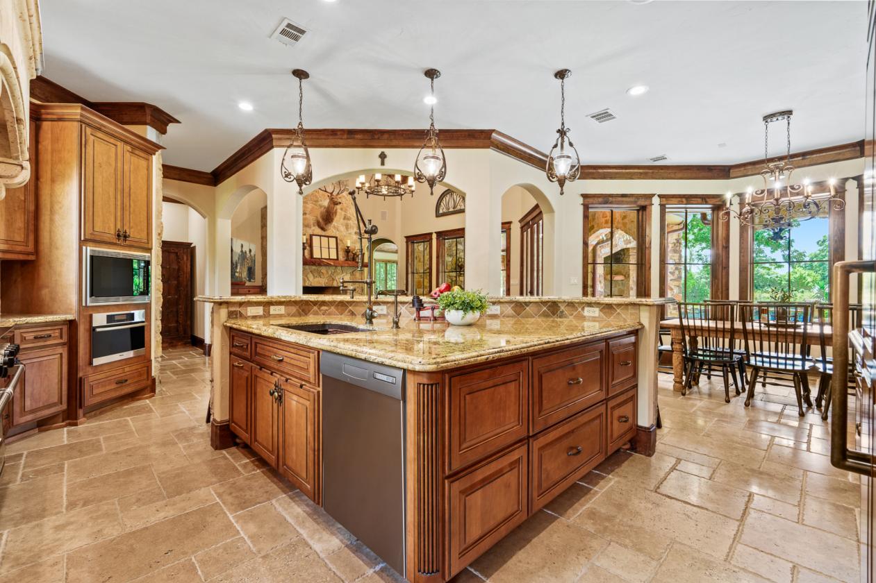Extraordinary Estate on 7.8 Acres, 6-Stall Barn, & Dressage Arena - photo 14