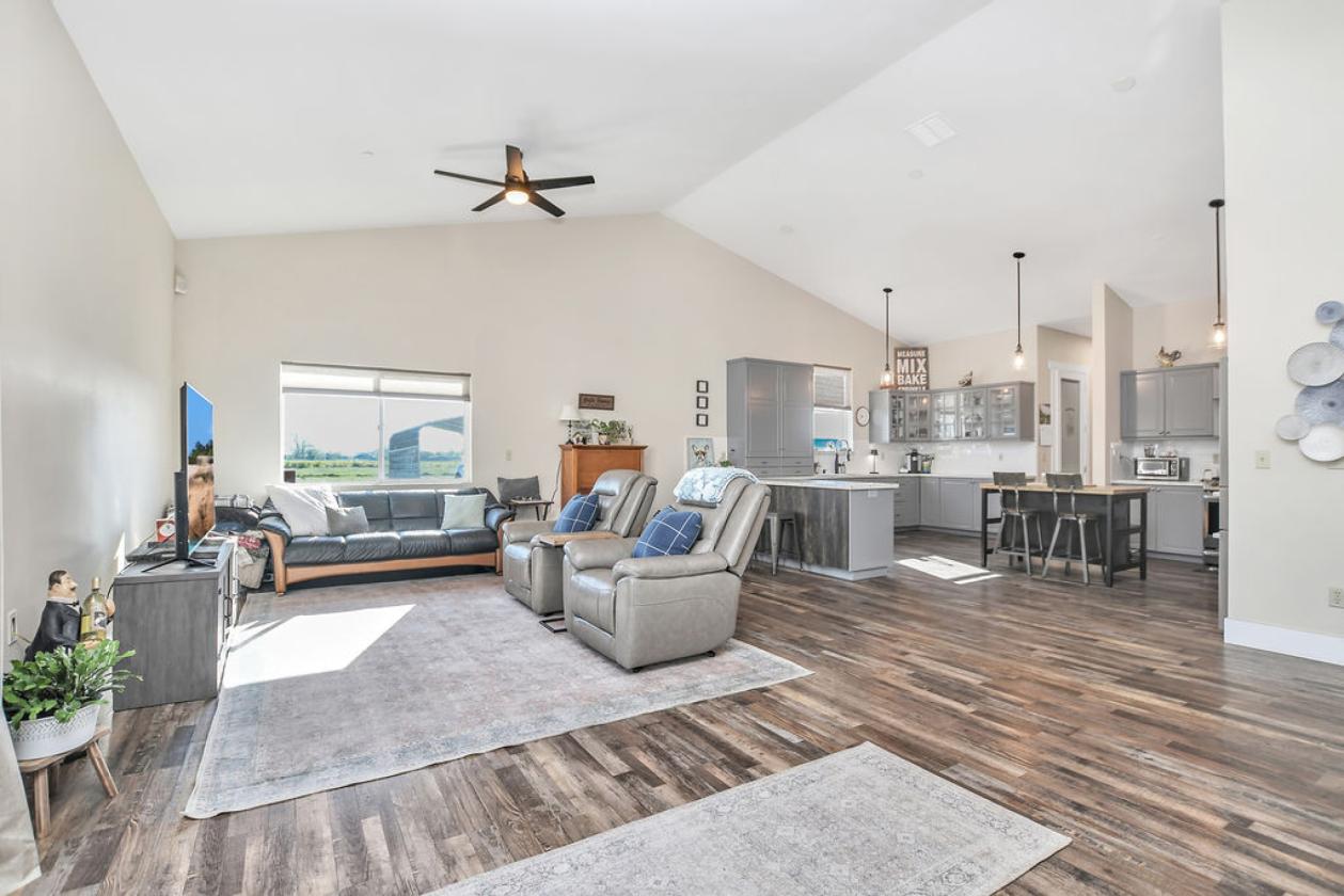 Newer custom single-story home - photo 3