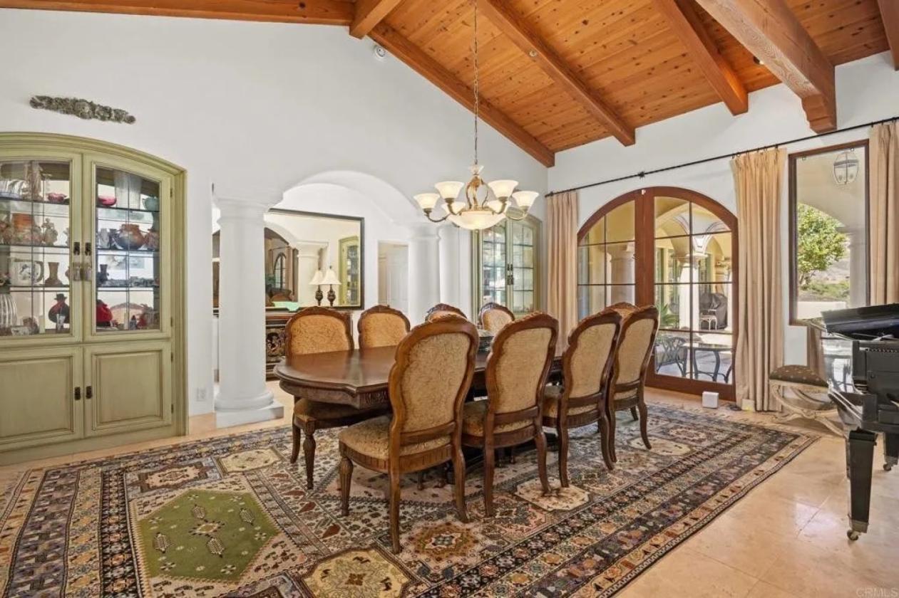 Italian Villa in Prestigious Equestrian Community - photo 16